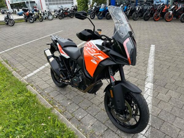 Motocicletă second-hand din Germania, verificată și servisată, disponibilă în diverse stiluri: Naked, Sport, Touring, Cruiser, Super Sport, Adventure / Dual-Sport, Enduro, Chopper, Scooter, Café Racer, Dirt Bike, Motociclete de stradă, Motociclete pentru începători, Motociclete rare, Motociclete Custom, Motociclete reduse în înălțime, Motociclete Vintage / Retro, Motociclete Off-Road, Motociclete de curse (Track Bikes), Motociclete rulate, Motociclete cu șa înaltă (Adventure Bikes)