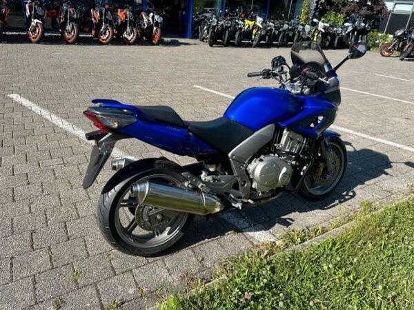 Motocicletă second-hand din Germania, verificată și servisată, disponibilă în diverse stiluri: Naked, Sport, Touring, Cruiser, Super Sport, Adventure / Dual-Sport, Enduro, Chopper, Scooter, Café Racer, Dirt Bike, Motociclete de stradă, Motociclete pentru începători, Motociclete rare, Motociclete Custom, Motociclete reduse în înălțime, Motociclete Vintage / Retro, Motociclete Off-Road, Motociclete de curse (Track Bikes), Motociclete rulate, Motociclete cu șa înaltă (Adventure Bikes)