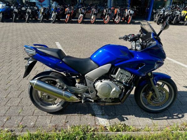 Motocicletă second-hand din Germania, verificată și servisată, disponibilă în diverse stiluri: Naked, Sport, Touring, Cruiser, Super Sport, Adventure / Dual-Sport, Enduro, Chopper, Scooter, Café Racer, Dirt Bike, Motociclete de stradă, Motociclete pentru începători, Motociclete rare, Motociclete Custom, Motociclete reduse în înălțime, Motociclete Vintage / Retro, Motociclete Off-Road, Motociclete de curse (Track Bikes), Motociclete rulate, Motociclete cu șa înaltă (Adventure Bikes)