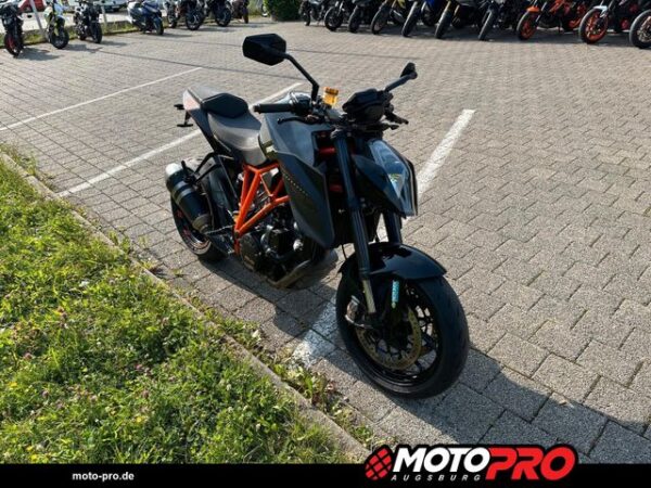 Motocicletă second-hand din Germania, verificată și servisată, disponibilă în diverse stiluri: Naked, Sport, Touring, Cruiser, Super Sport, Adventure / Dual-Sport, Enduro, Chopper, Scooter, Café Racer, Dirt Bike, Motociclete de stradă, Motociclete pentru începători, Motociclete rare, Motociclete Custom, Motociclete reduse în înălțime, Motociclete Vintage / Retro, Motociclete Off-Road, Motociclete de curse (Track Bikes), Motociclete rulate, Motociclete cu șa înaltă (Adventure Bikes)