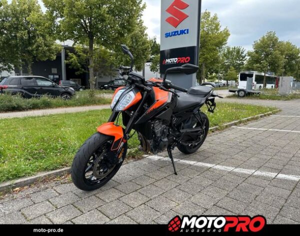 Motocicletă second-hand din Germania, verificată și servisată, disponibilă în diverse stiluri: Naked, Sport, Touring, Cruiser, Super Sport, Adventure / Dual-Sport, Enduro, Chopper, Scooter, Café Racer, Dirt Bike, Motociclete de stradă, Motociclete pentru începători, Motociclete rare, Motociclete Custom, Motociclete reduse în înălțime, Motociclete Vintage / Retro, Motociclete Off-Road, Motociclete de curse (Track Bikes), Motociclete rulate, Motociclete cu șa înaltă (Adventure Bikes)