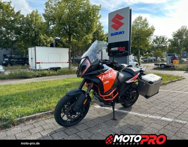 Motocicletă second-hand din Germania, verificată și servisată, disponibilă în diverse stiluri: Naked, Sport, Touring, Cruiser, Super Sport, Adventure / Dual-Sport, Enduro, Chopper, Scooter, Café Racer, Dirt Bike, Motociclete de stradă, Motociclete pentru începători, Motociclete rare, Motociclete Custom, Motociclete reduse în înălțime, Motociclete Vintage / Retro, Motociclete Off-Road, Motociclete de curse (Track Bikes), Motociclete rulate, Motociclete cu șa înaltă (Adventure Bikes)