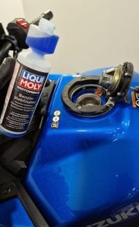 Aplicand aditivi Liqui Moly pentru benzina, rezervor moto