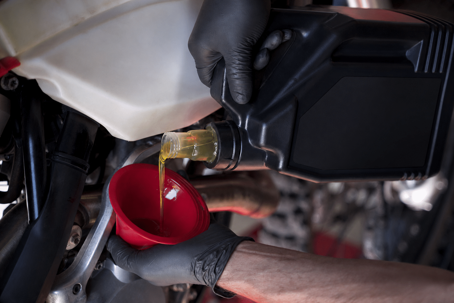 Ce face uleiul de motor? 5 roluri care protejează motocicleta